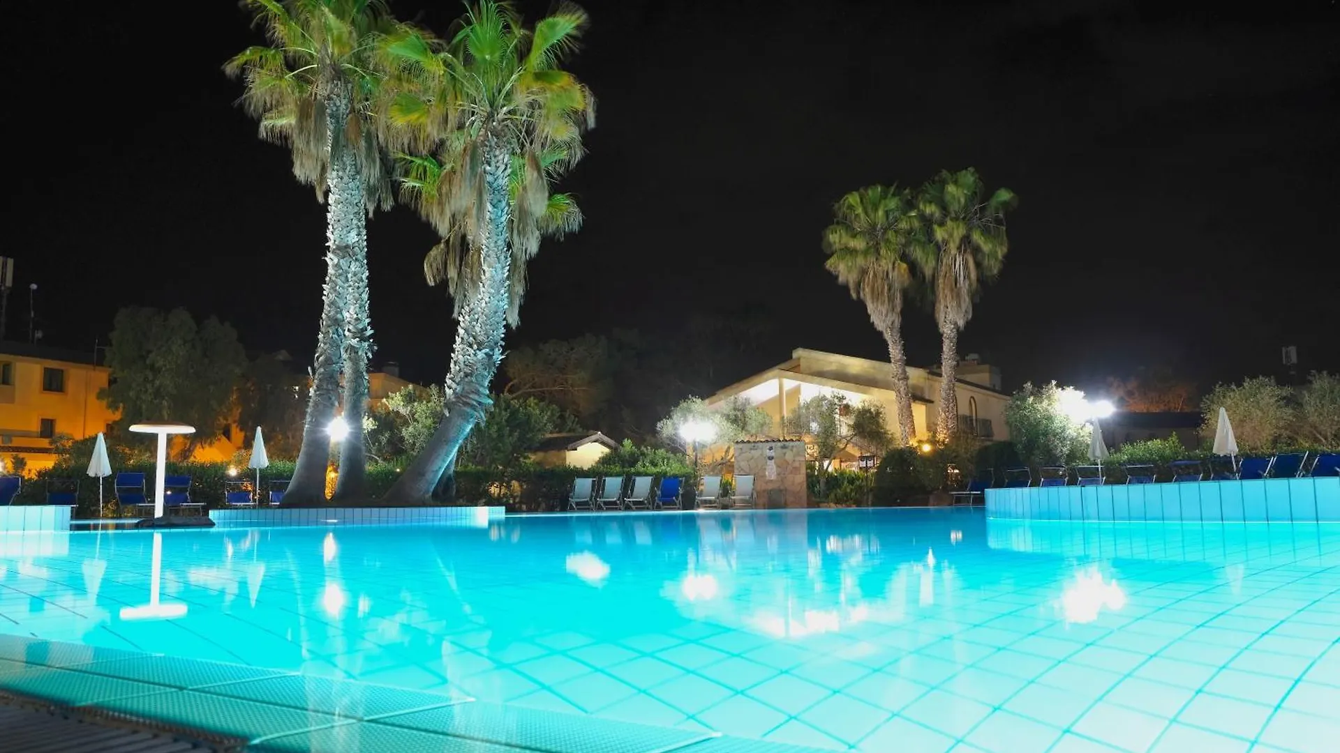 Hotel Surrounded By Greenery With Swimming Pool In Arborea Just 600 Meters From The Sea 0*,